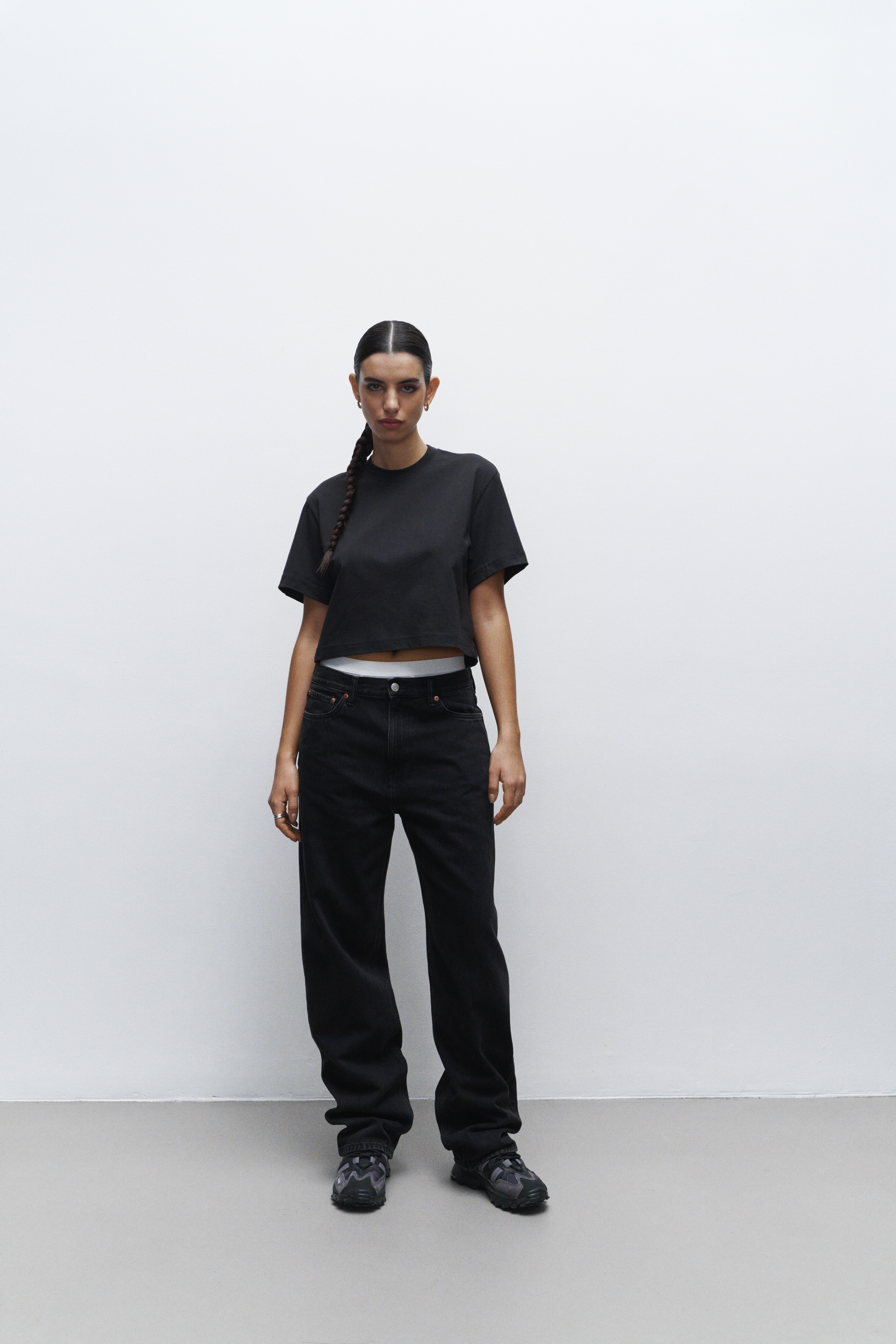 Stylový crop top Trikito na modelovi